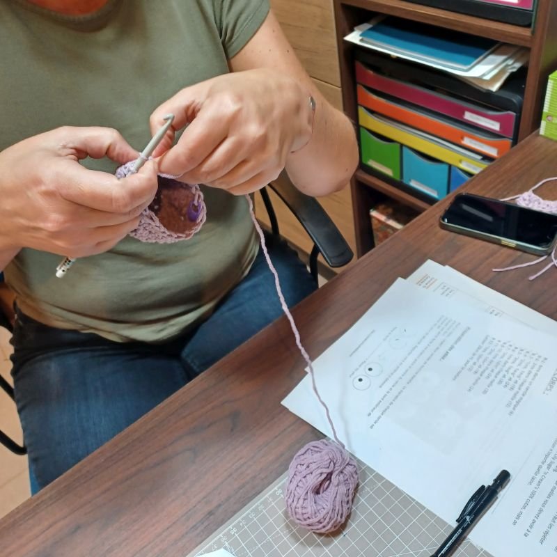 photo d'une élève prenant son premier cours de crochet
