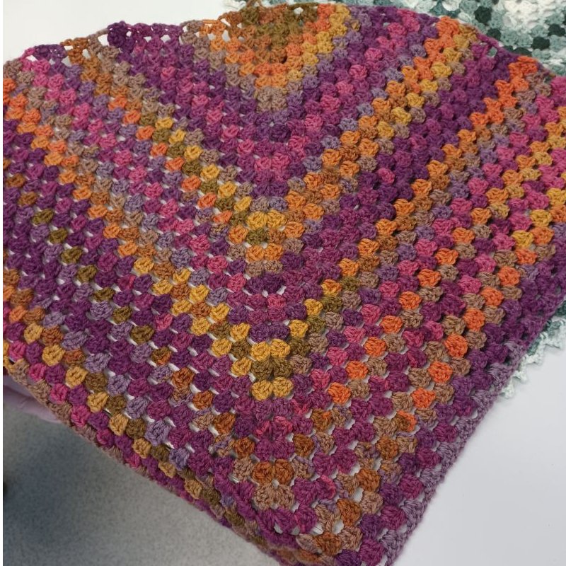 Châle réalisé avec la technique des granny squares fait par une élève en atelier