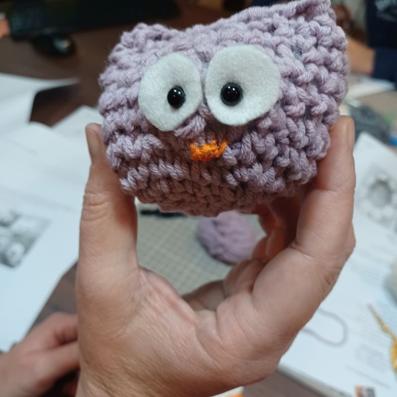 amigurumi hibou réalisé par une élève débutante pendant un cours de crochet de 3 heures