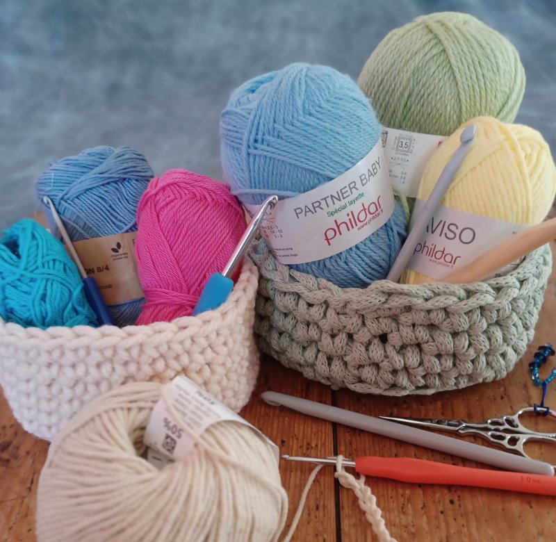 corbeilles au crochet, jolies et tendance en décoration