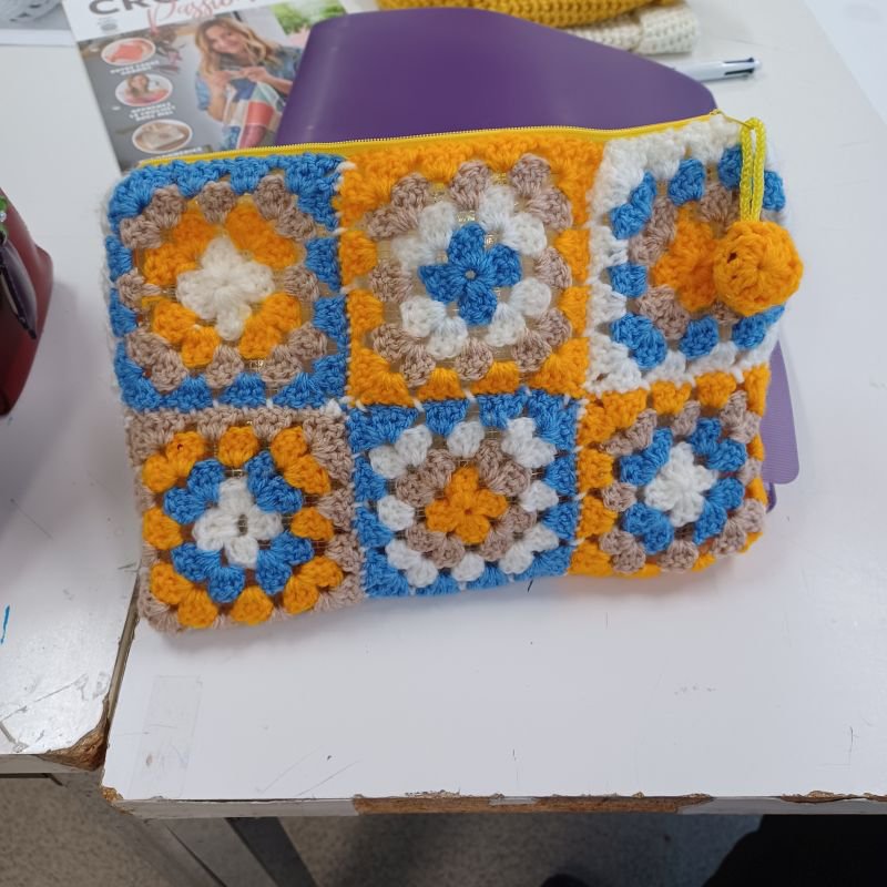 Trousse faite avec des granny square, technique apprise pendant un cours de crochet