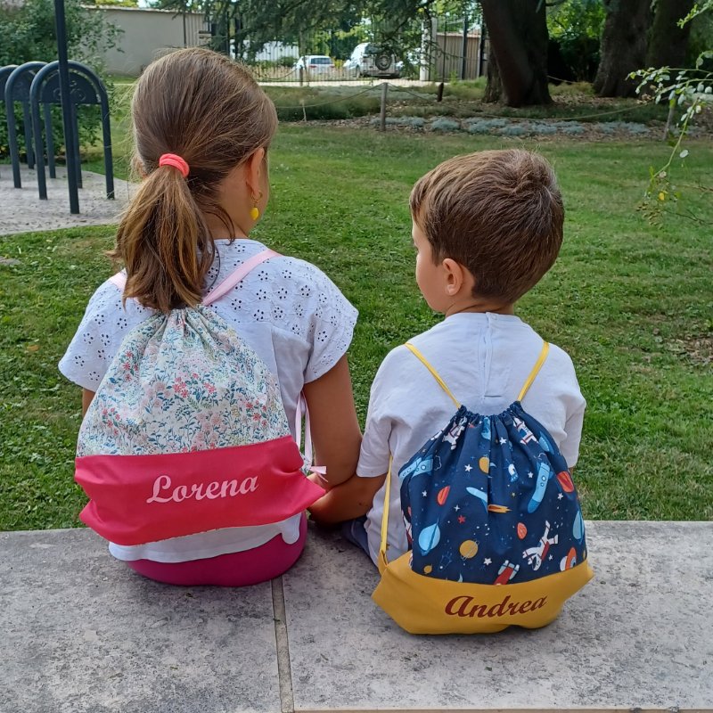andrea et lorena avec leurs sacs à dos personnalisés