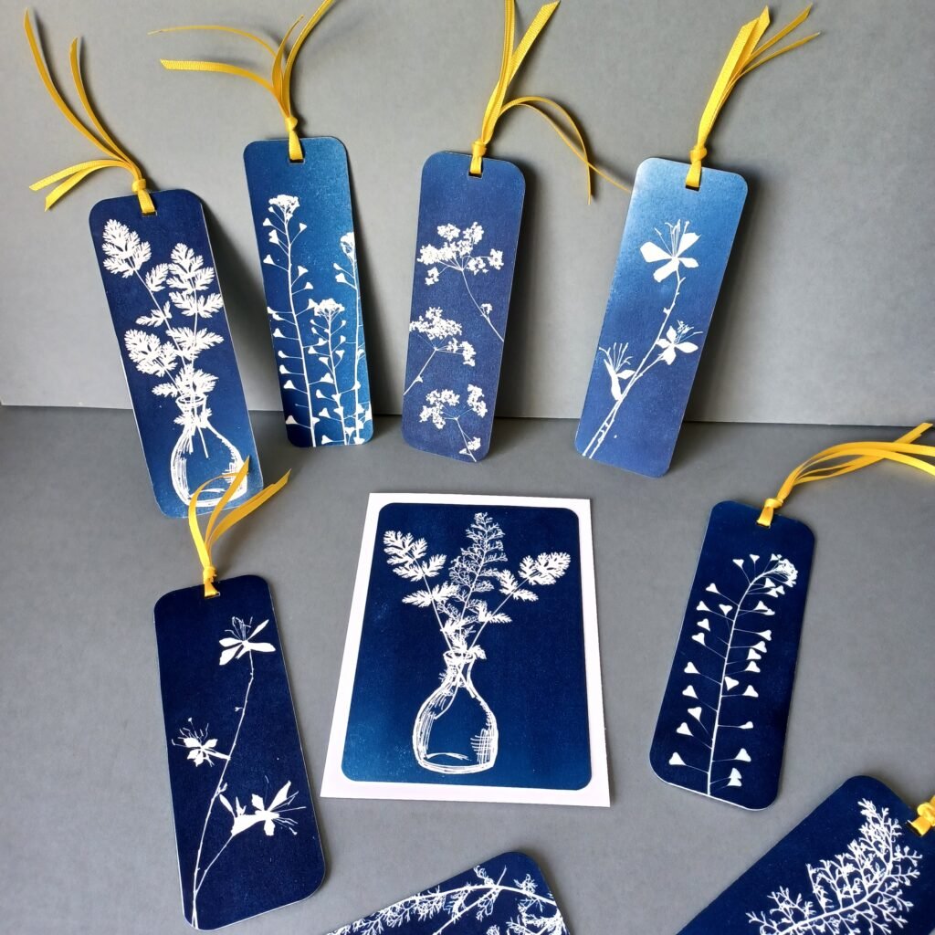 Créations en cyanotype réalisée à partir de végétaux grâce à la lumière du soleil lors d'un atelier à Chassieu.