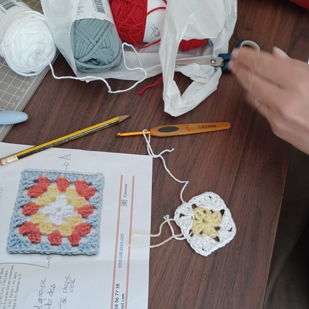 Stage crochet débutant à Chassieu : réalisation de granny squares.