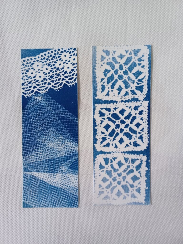 Création en cyanotype réalisée à partir de végétaux grâce à la lumière du soleil lors d'un atelier à Chassieu.