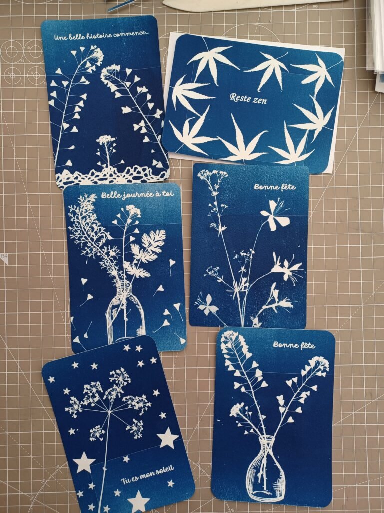 Création en cyanotype réalisée à partir de végétaux grâce à la lumière du soleil lors d'un atelier à Chassieu.