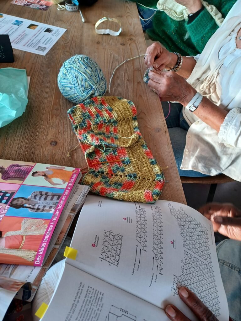 café tricot mains