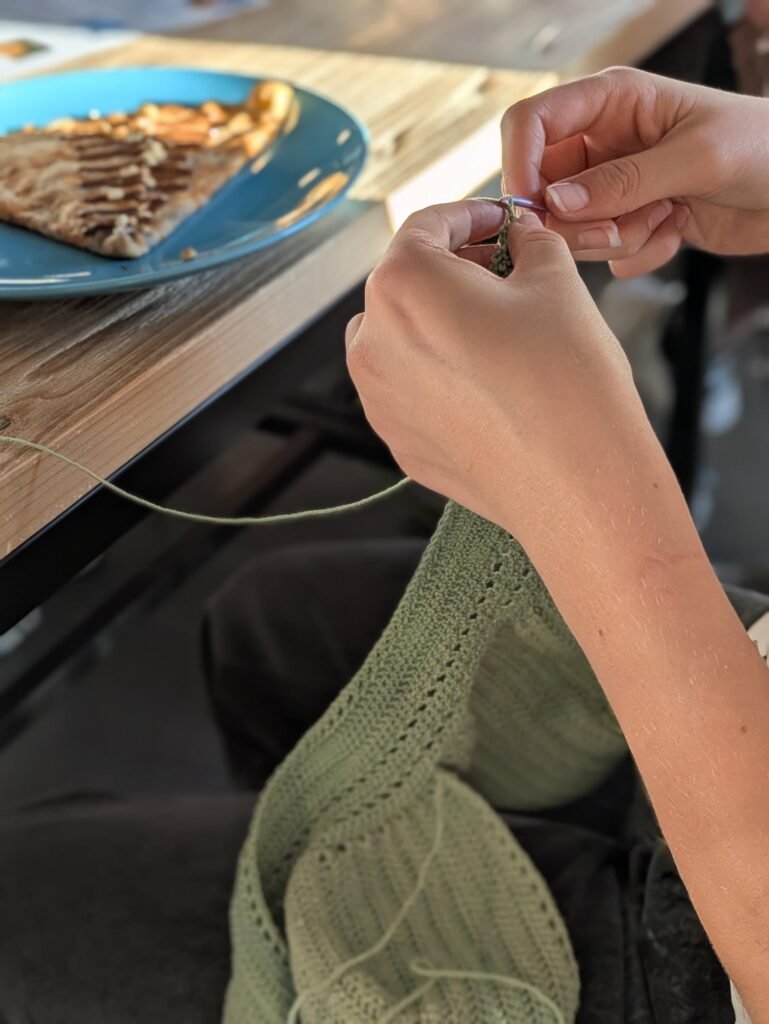 café crochet mains